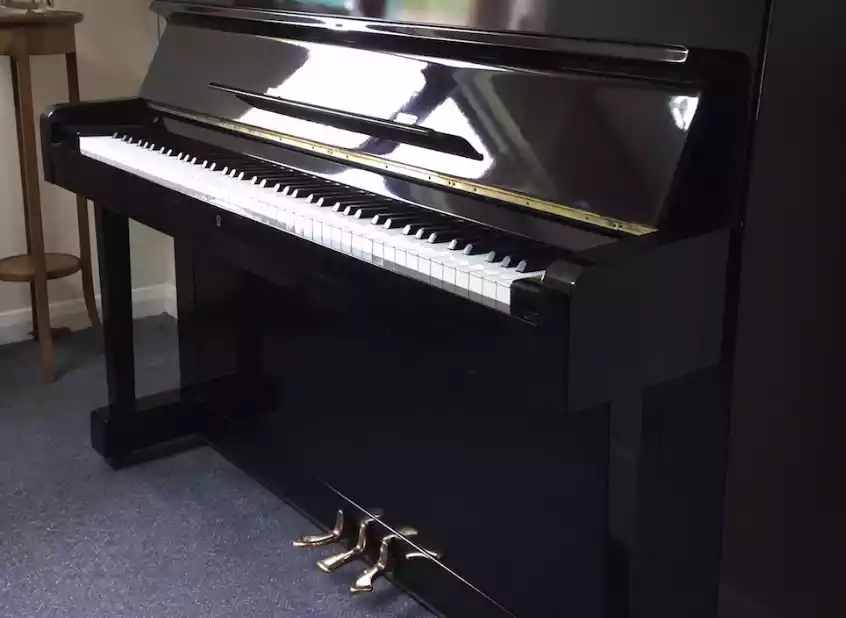 piano droit noir
